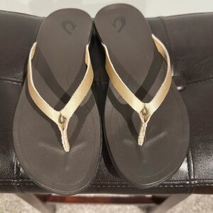 OLUKAI HoOpio Leather Women's Flip Flop Sandal Bubbly/Dark Java GOLD Size 8